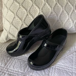 Sanita Professional Black Patent Womens Size 38 NARROW